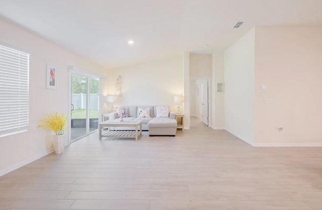 Building Photo - 257 N Hamilton Springs Rd