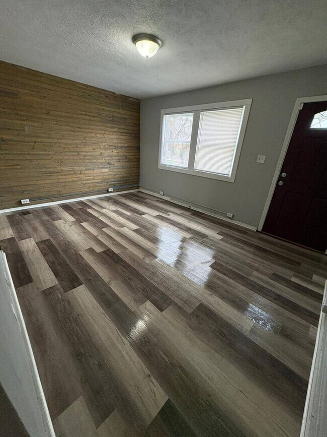 Building Photo - 2-Bedroom, 1-Bathroom Home – $1,055/Month | Accepting Section 8