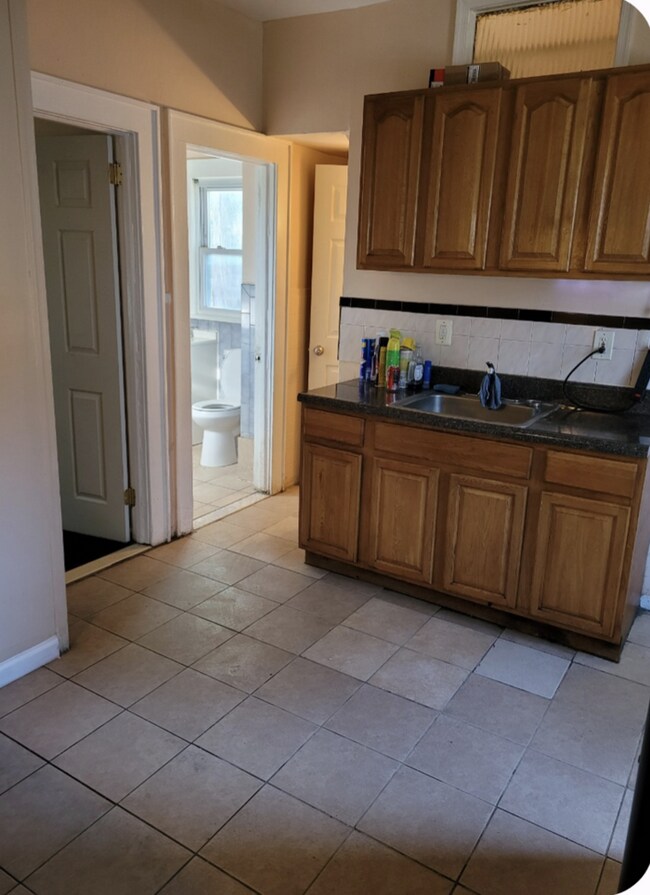 Building Photo - 24 Valley St