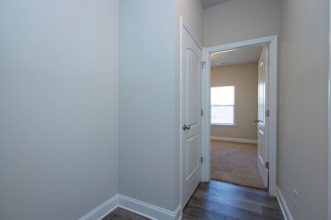 Building Photo - Move in special