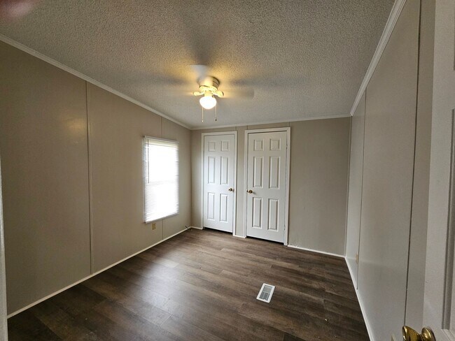 Building Photo - Renovated 3 Bedroom 2 Bath Home- Minutes from Shopping & Restaurants