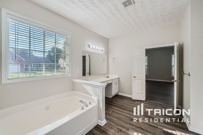 Building Photo - 733 Winbrook Dr