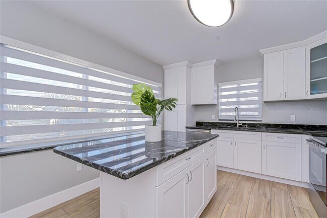 Building Photo - 5737 Shore Blvd S