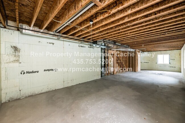 Building Photo - Gorgeous 3 br 2 bath home in Hyde Park! Ha...