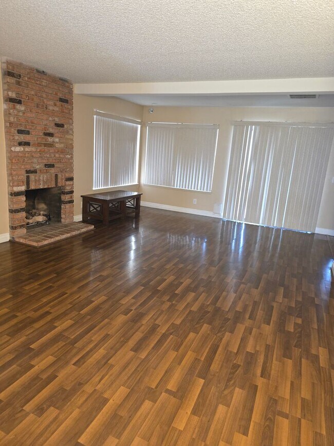 Building Photo - Beautiful 4 bed/ 3 bath POOL Home For Rent