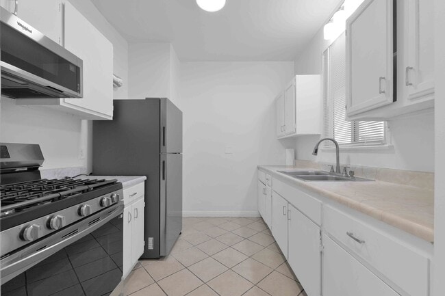 Building Photo - 2452 W 18th St