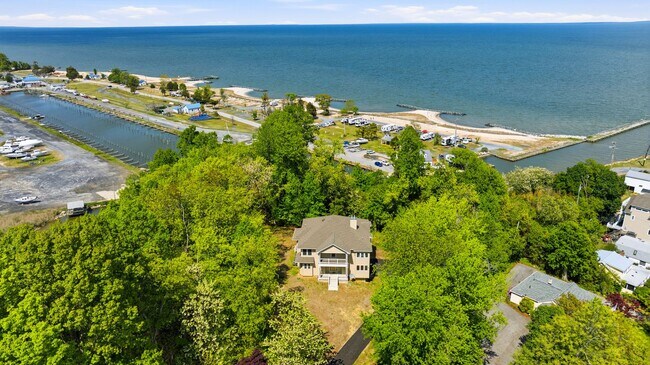 Building Photo - 5116 Shore Dr