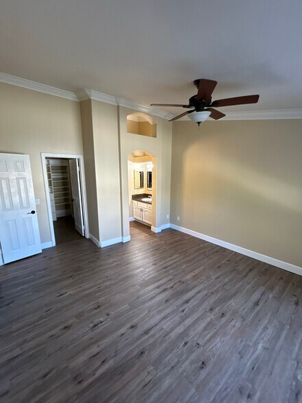 Building Photo - 19 Tulip Pl
