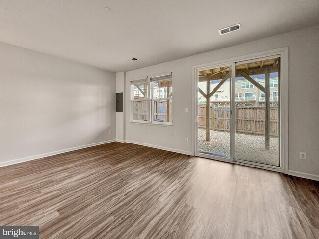 Building Photo - 439 Foxglove Way