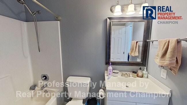 Building Photo - Charming 2BD/2 BA End Unit Townhouse w/Fir...