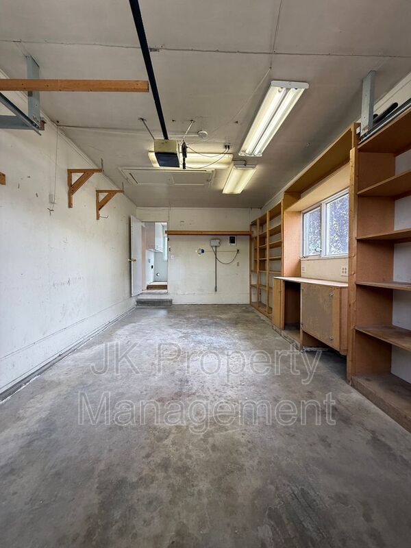 Building Photo - 806 Forest Ave