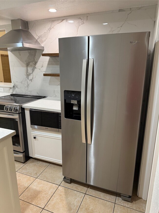 Building Photo - 33 Crystal Lake Ln