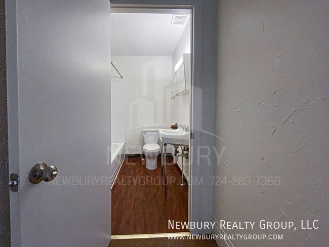 Building Photo - 37 Hickory St