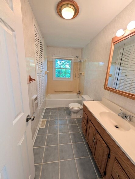 Building Photo - 358 Henson Ln