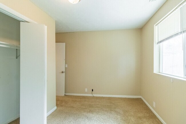 Building Photo - **$500 Move In Credit - SHORT TERM LEASE O...