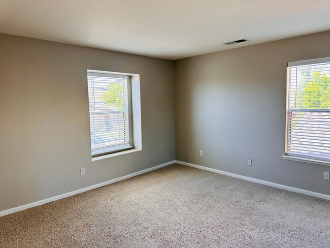 Building Photo - Full Bedroom and Bathroom Downstairs