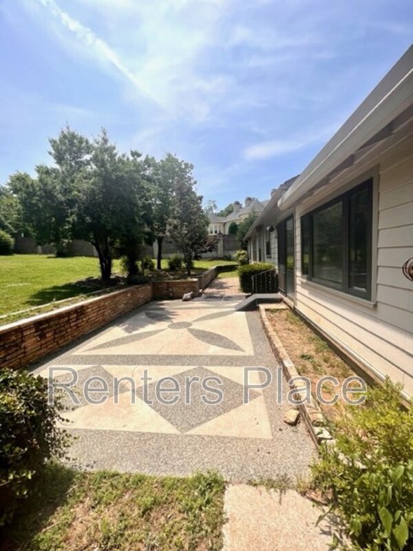 Building Photo - 3315 S Lewis Ave