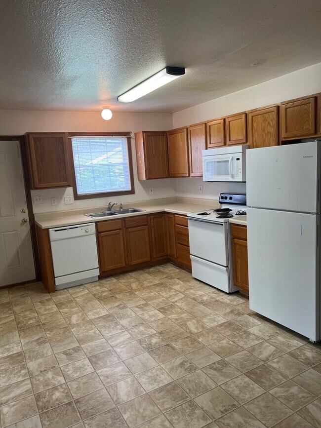 Building Photo - 2626 E Oakbrook Dr
