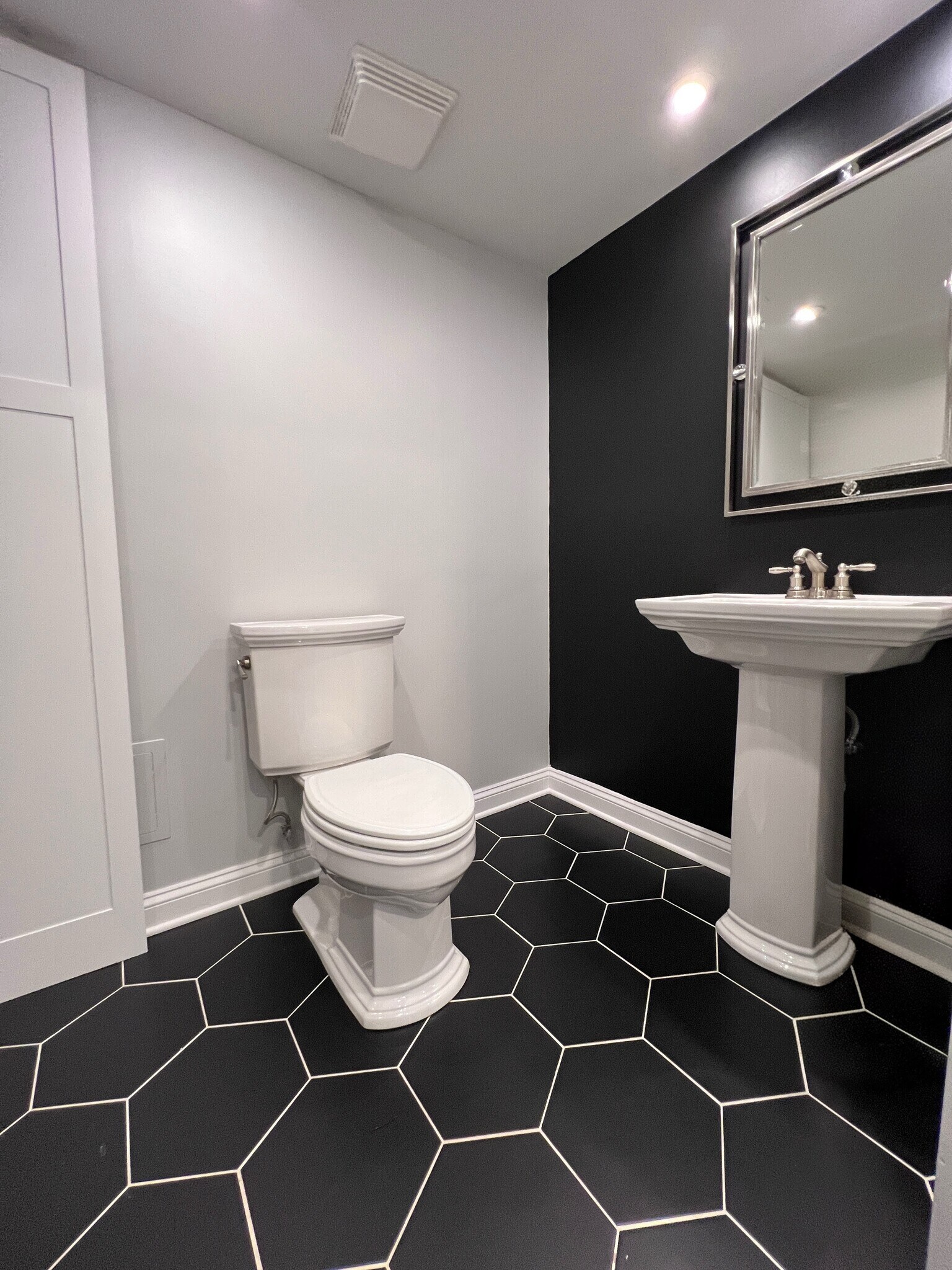 Building Photo - 9242 Gross Point Rd