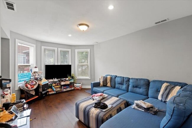 Building Photo - 3 bedroom in Chicago IL 60618
