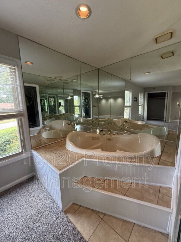 Building Photo - 3812 Wingate Dr