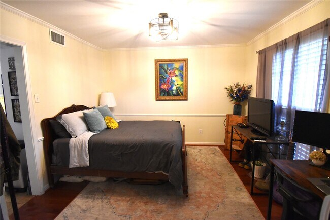 Building Photo - 8011 Meadowvale Dr