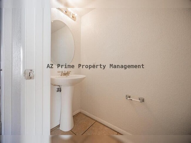 Building Photo - 4828 W Orangewood Ave