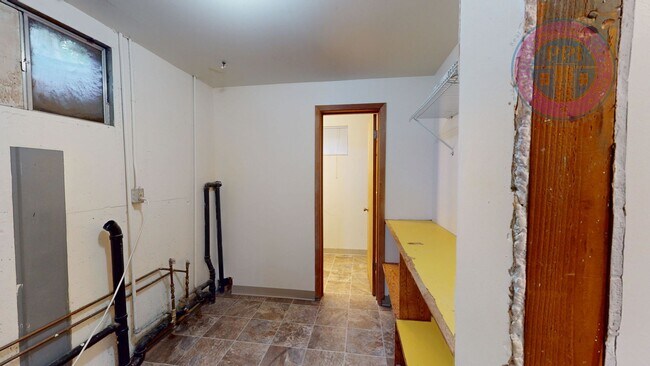 Building Photo - Lake Oswego/ Palisades - Hardwoods, Finished Daylight Basement with Bonus Rooms, Pet Friendly