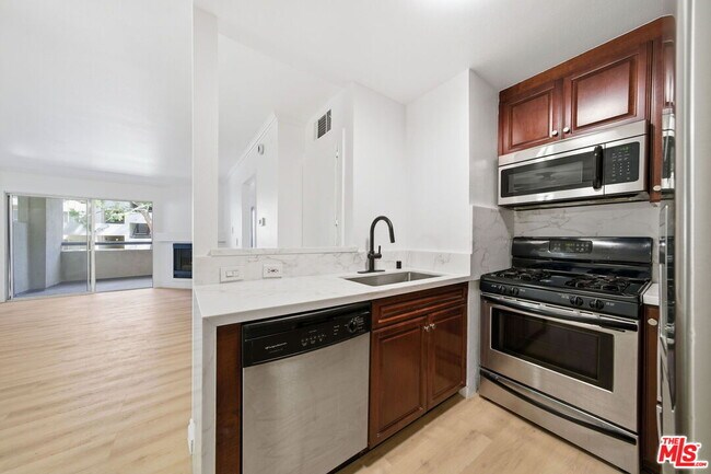 Building Photo - 5530 Owensmouth Ave