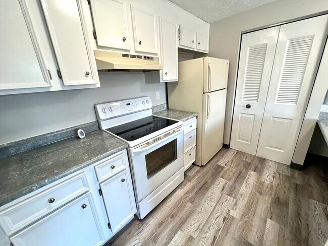 Building Photo - Stunning Condo Unit - 2 Bedroom with Balcony - Hopewell Township