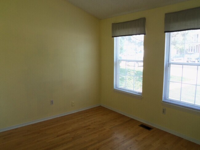 Building Photo - Great Littleton Location! 2 bedroom, 1 bat...