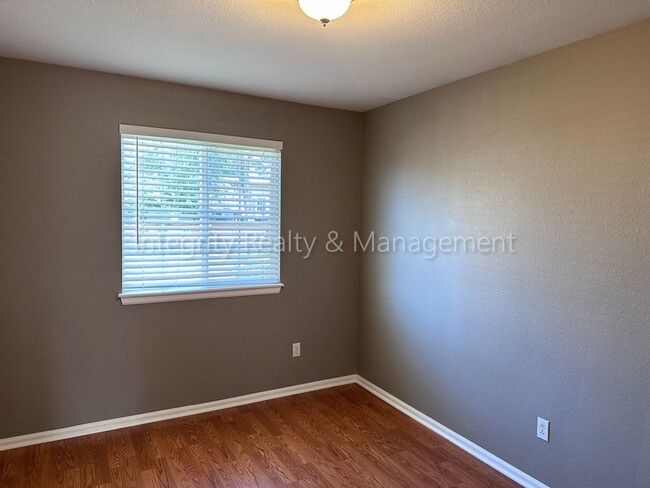 Building Photo - 1041 W Laurenwood Ln