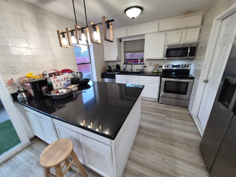 Building Photo - 1533 Bosque Dr