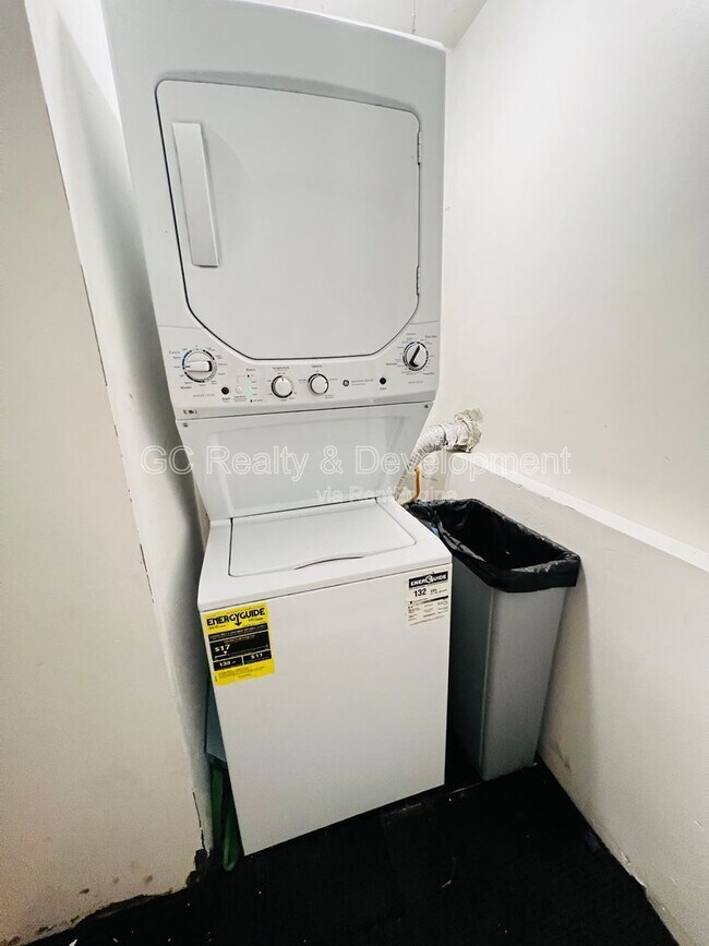 Building Photo - 1756 W Roscoe St