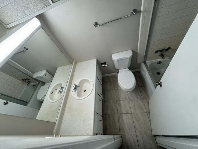 Building Photo - 334 S Broadway