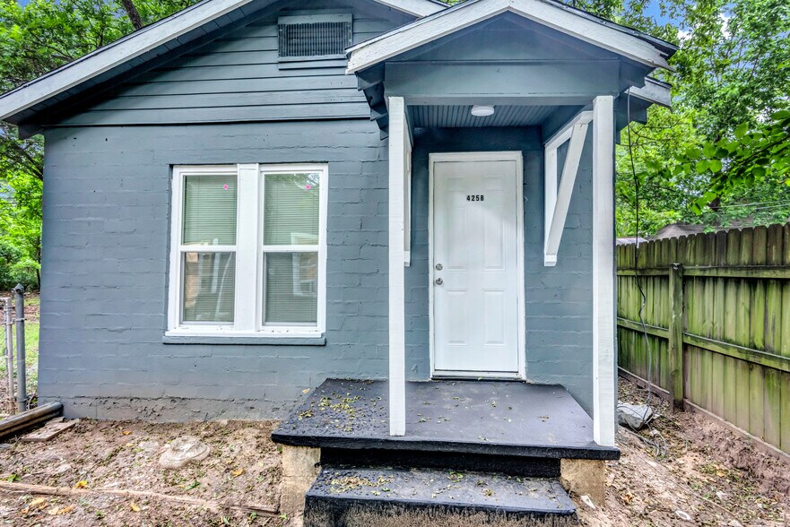 Building Photo - 425 E Sears St