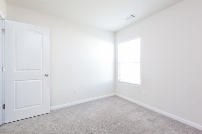 Building Photo - 121 Colonial Walk