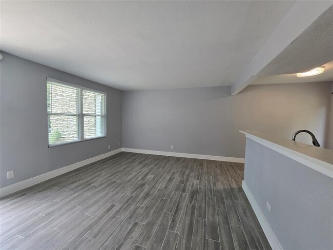 Building Photo - 2504 Manor Cir