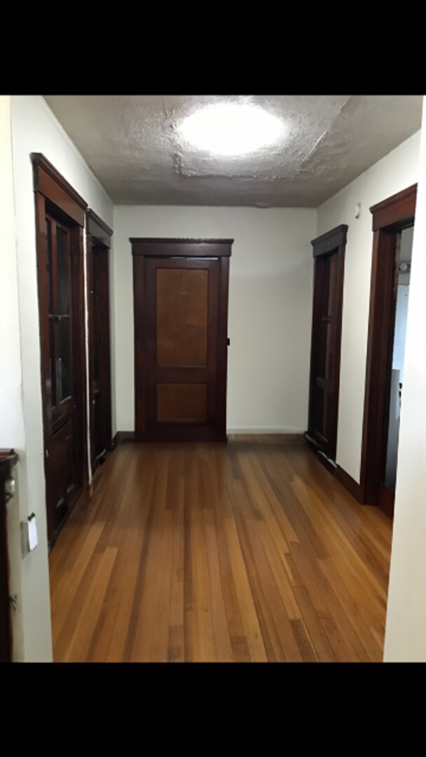 Building Photo - College Rental