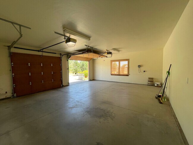 Building Photo - Gorgeous Wine Country 3 Bedroom 2 Bath Sin...