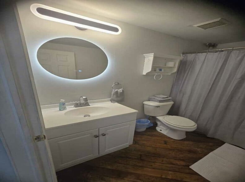 Building Photo - 227 Iron St