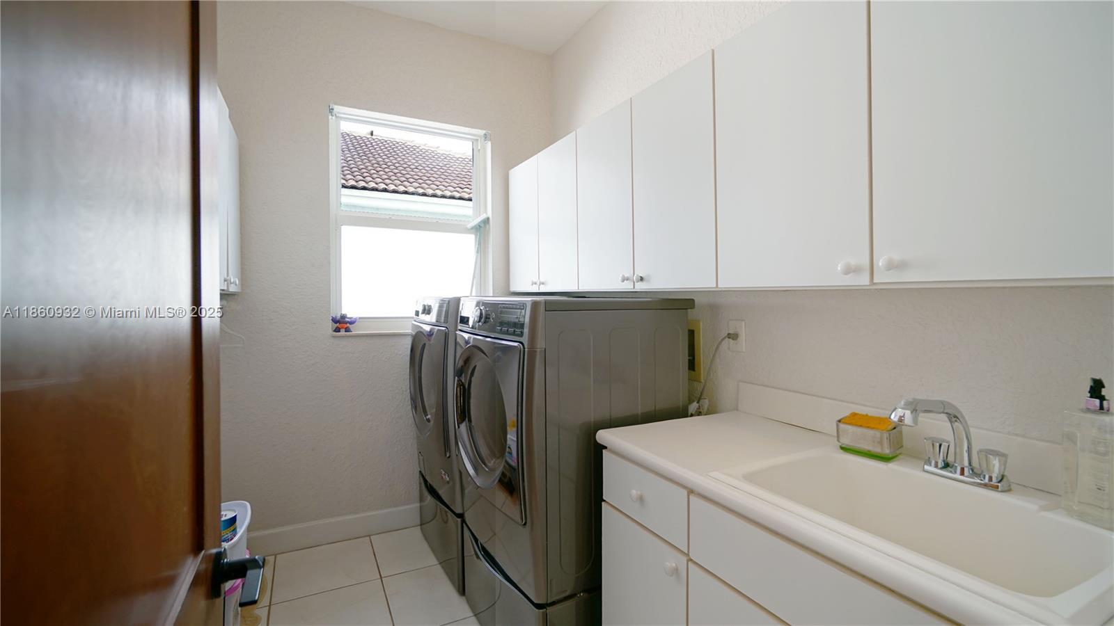 Building Photo - 7031 NW 113th Ct