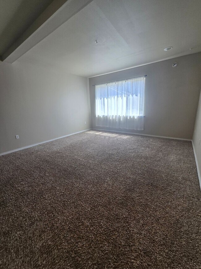 Building Photo - Possibly the Nicest & Most Convenient Townhome!