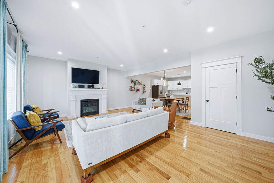 Building Photo - 182 Main St