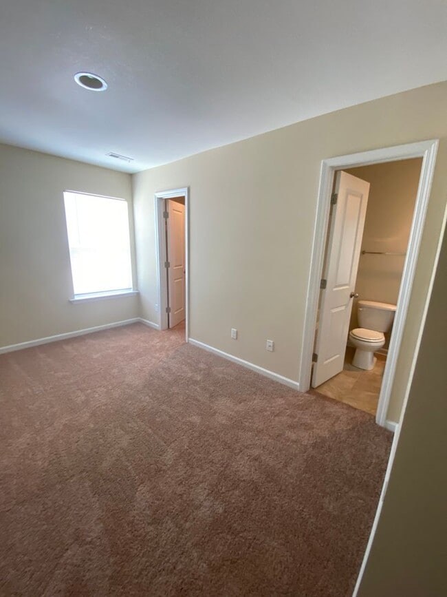 Building Photo - Spacious Townhouse duplex in Northeast Col...