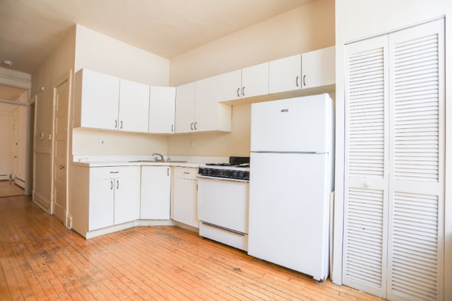 Building Photo - 836 W Cornelia Ave