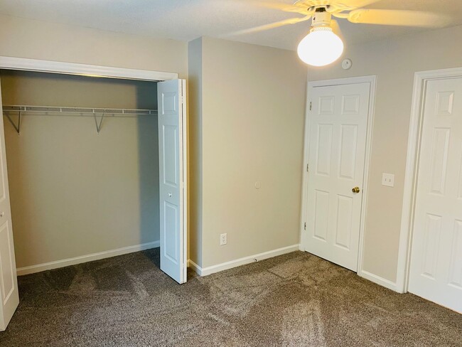 Building Photo - Spacious Townhome off Blairstone