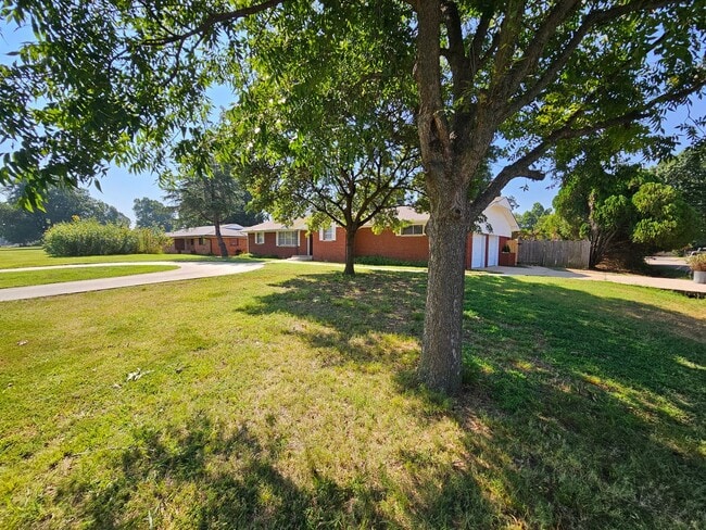 Building Photo - (3) Bed/(2) Bath with Storm Shelter and Mo...