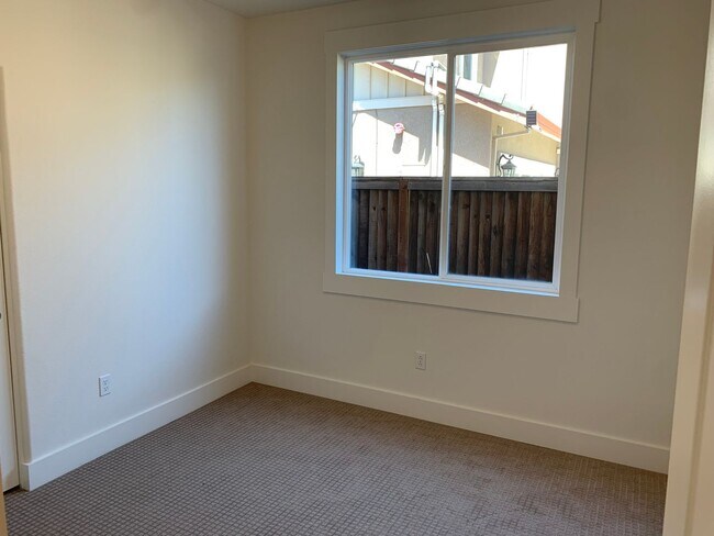 Building Photo - Beautiful Single Story Brentwood Home