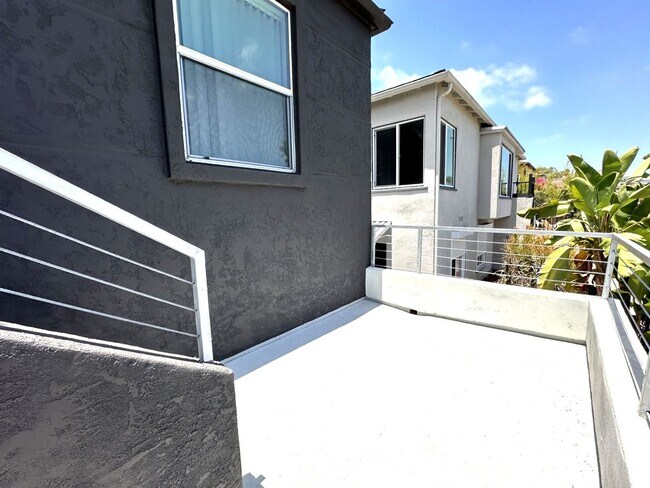 Building Photo - North Park/Hillcrest- Modern and Spacious 2 Bedroom with 2 Car Garage, Washer/Dryer and AC.